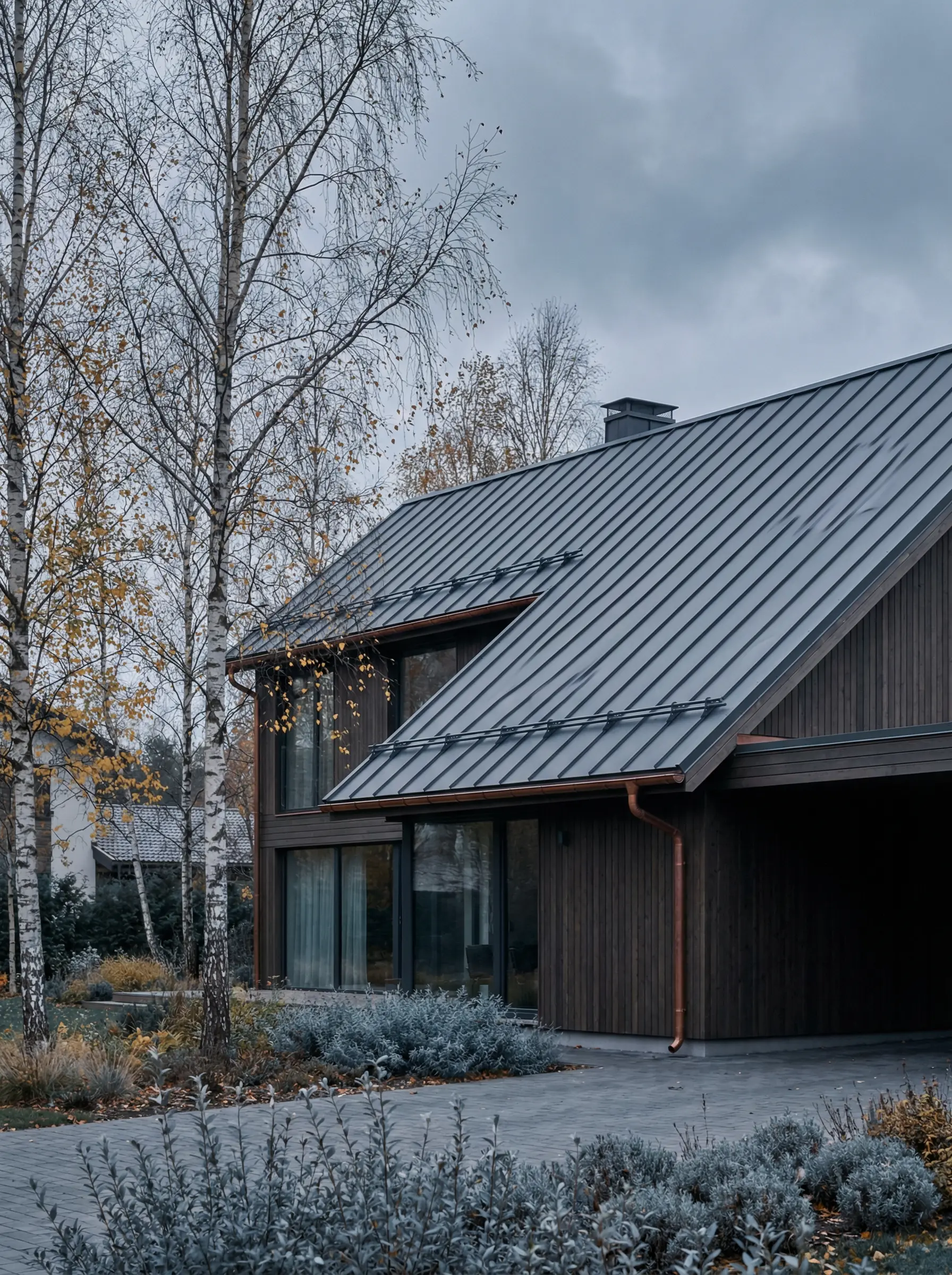 Profesionāla jumta montāža Rīgā — jauns metāla jumts uz dzīvojamās mājas